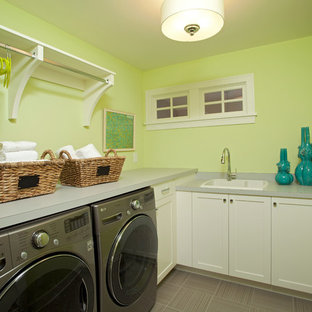 Imagen de lavadero marinero con fregadero encastrado y puertas de armario blancas