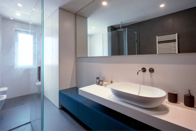 Ispirazione per una stanza da bagno con doccia design con ante a filo, WC sospeso, pavimento in gres porcellanato, lavabo a bacinella, pavimento grigio e mobile bagno sospeso