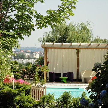 Piscine avec vue sur la ville