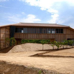 他の地域のアジアンスタイルのおしゃれな家の外観 (木材サイディング、寄棟屋根、戸建、瓦屋根) の写真