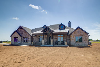Example of a mountain style home design design in Austin