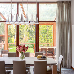 Idées déco pour une salle à manger ouverte sur la cuisine de taille moyenne avec un mur blanc, un sol en carrelage de porcelaine et un sol violet.