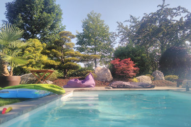 Kleiner Asiatischer Pool neben dem Haus in rechteckiger Form mit Pool-Gartenbau und Natursteinplatten in Sonstige