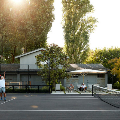 Design ideas for a mid-century modern landscaping in Vancouver.