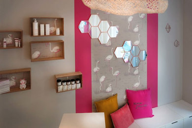 Cette image montre un petit vestibule nordique avec un mur gris, sol en stratifié et un sol gris.