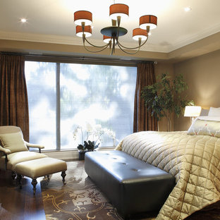 Immagine di una grande camera matrimoniale etnica con pareti beige, parquet scuro, camino classico e cornice del camino piastrellata