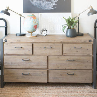 Cette image montre une chambre d'enfant urbaine de taille moyenne avec un mur blanc, un sol en bois peint et un sol marron.