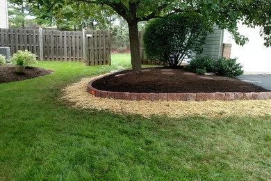 Design ideas for a transitional front yard landscaping in Philadelphia.