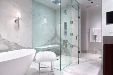 Идея дизайна: большая главная ванная комната в современном стиле с керамогранитной плиткой