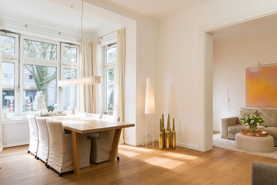 Mittelgroßes Modernes Esszimmer mit weißer Wandfarbe, hellem Holzboden und beigem Boden in Hamburg