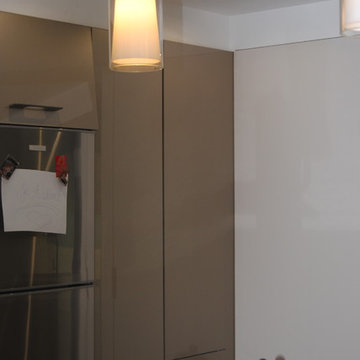 Cuisine contemporaine et mur de pierres