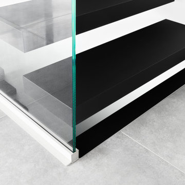 Kragarmtreppe in matt schwarz mit Weißglas