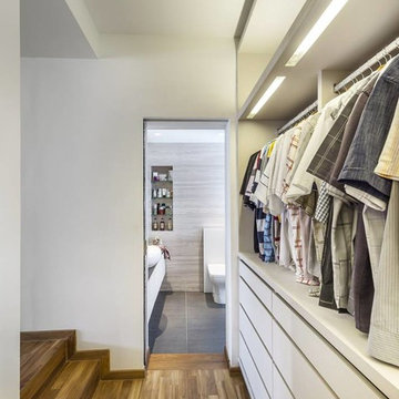排屋室内 @ Kew Drive - Master Wardrobe towards Master Bath