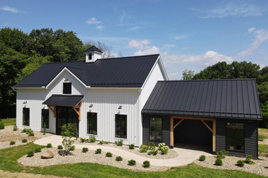 Farmhouse exterior home idea in Columbus
