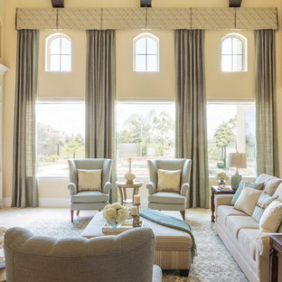 Großes, Offenes Mediterranes Wohnzimmer mit gelber Wandfarbe, Travertin, Kamin, gefliestem Kaminsims und Wand-TV in Houston