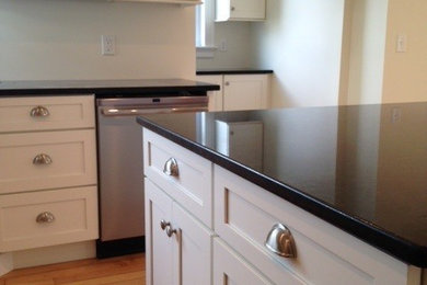 Kitchen - traditional kitchen idea in Boston