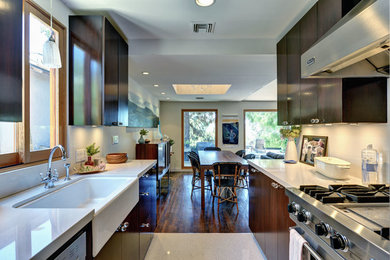 This is an example of an eclectic kitchen in Los Angeles.