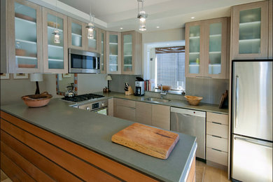 Modelo de cocina contemporánea pequeña con armarios con paneles lisos, puertas de armario grises, encimera de cuarzo compacto, salpicadero verde, salpicadero de azulejos de piedra y península
