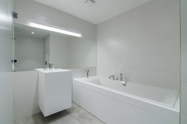Современный Ванная комната by yurima architects