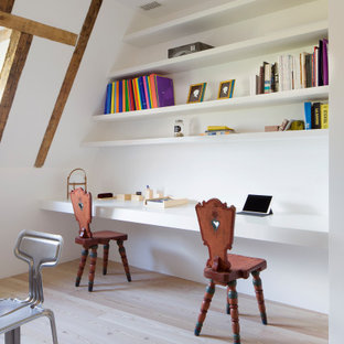 Großes Modernes Arbeitszimmer mit Einbau-Schreibtisch, freigelegten Dachbalken und hellem Holzboden in Sonstige