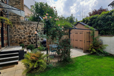 Cette image montre une petite terrasse arrière et au rez-de-chaussée design avec des solutions pour vis-à-vis et un garde-corps en métal.