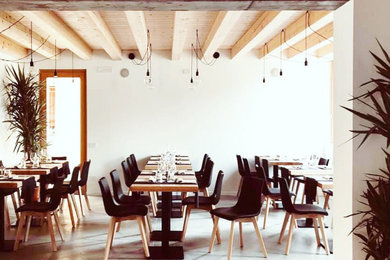 Esempio di una sala da pranzo aperta verso il soggiorno design di medie dimensioni con pavimento grigio
