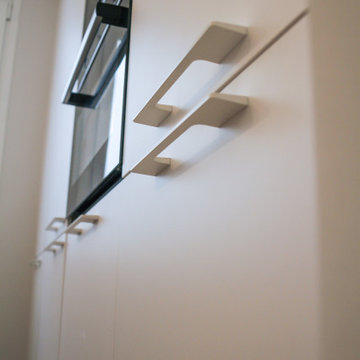 COCINA SANTOS EN PARALELO BLANCO Y MADERA