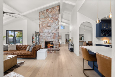 フェニックスにある高級な広いコンテンポラリースタイルのおしゃれなリビング (淡色無垢フローリング、両方向型暖炉、茶色い床) の写真