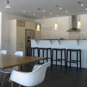 Modern white kitchen with Hawaiian Green granite & leather barstools