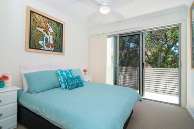 Photo of a beach style bedroom in Gold Coast - Tweed.