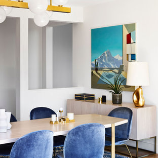Ejemplo de comedor de cocina madera, actual, grande, madera, con paredes marrones, marco de chimenea de madera, suelo marrón, madera y suelo de madera en tonos medios