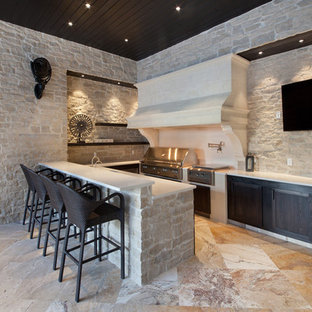 Imagen de cocina comedor en U, rural, grande, con fregadero bajoencimera, armarios estilo shaker, puertas de armario de madera en tonos medios, encimera de acrílico, salpicadero beige, salpicadero de azulejos de piedra, electrodomésticos de acero inoxidable, suelo de baldosas de cerámica y península