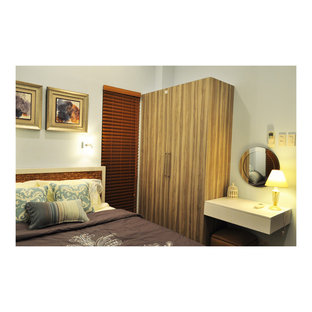 Foto di una piccola camera degli ospiti etnica con pareti blu e pavimento in gres porcellanato