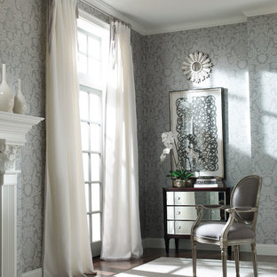 Aménagement d'une chambre parentale classique de taille moyenne avec un mur gris, un sol en bois foncé, une cheminée standard, un manteau de cheminée en plâtre et un sol marron.