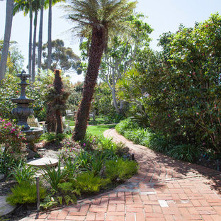 Inspiration pour un jardin avant traditionnel avec une entrée ou une allée de jardin et des pavés en brique.