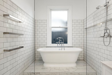 アデレードにあるトラディショナルスタイルのおしゃれな浴室の写真