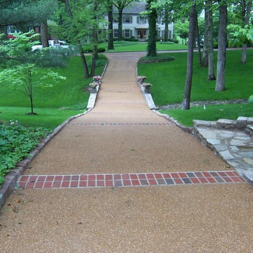 Ladue, Missouri exposed aggregate driveway with brick banding