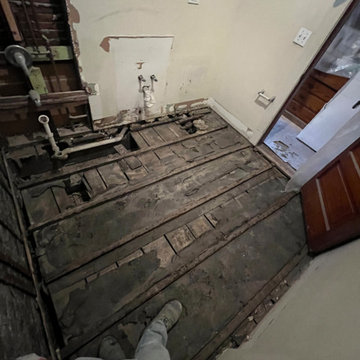 Bathroom interior demolition (Agusta)