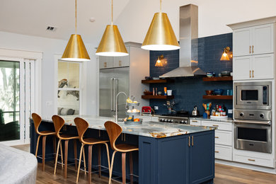 Example of a kitchen design in Charleston