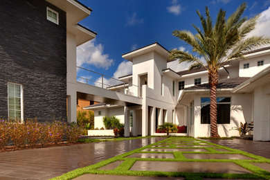 Inspiration for a modern home design in Orlando.