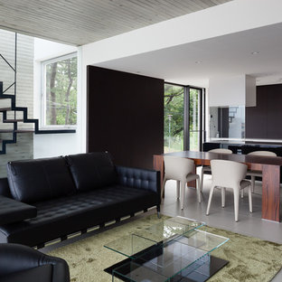 横浜のコンテンポラリースタイルのおしゃれなリビング (白い壁、グレーの床) の写真