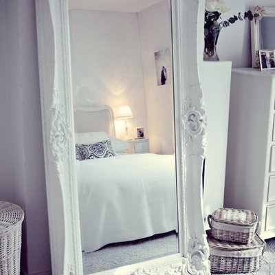 Small cottage chic home design photo in Buckinghamshire