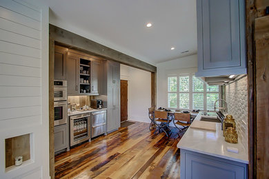 Kitchen photo in Charleston