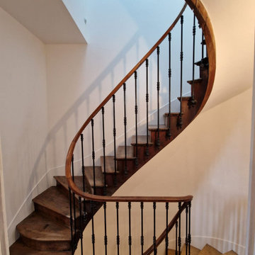 Escalier en bois massif restauré – charme de l’ancien préservé
