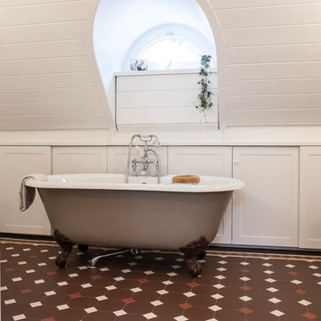 Freistehende Badewanne unter Dachschräge