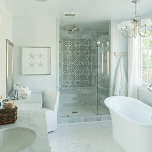 Maritime Badezimmer mit grauen Fliesen Ideen, Design ...