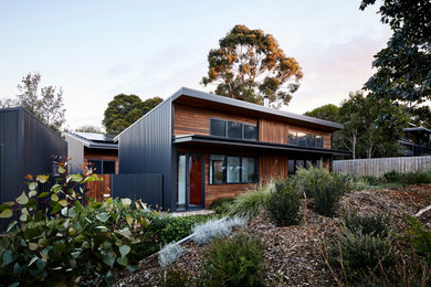 Inspiration for a mid-sized contemporary home design in Melbourne.