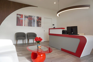 Inspiration for a modern home design remodel in Los Angeles