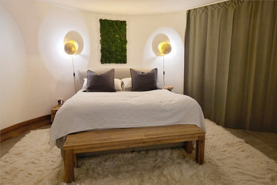 Mittelgroßes Modernes Hauptschlafzimmer mit beiger Wandfarbe, Porzellan-Bodenfliesen, grauem Boden und Wandpaneelen in Hannover