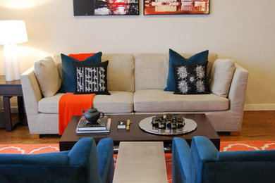 Example of a trendy living room design in Chicago